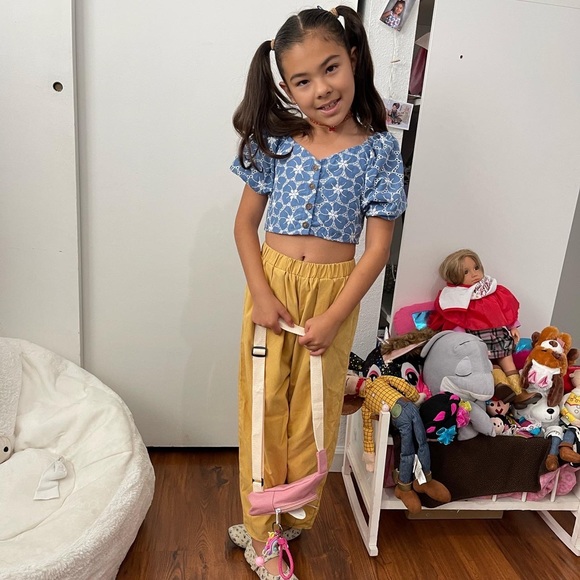 Crop top girl - Picture 2 of 5